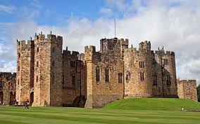 HOGWARTS, se inspira en el castillo de Alnwick, en Northumberland, al norte de Inglaterra. Tiene 700 años de antigüedad y todavía es la residencia de los Duques de Northumberland. Es un patrimonio histórico y hoy en dia unas de sus partes están abiertas al turismo