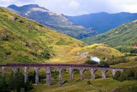 El expreso a Hogwarts y su camino. Es el viaducto de Glenfinan, Escocia. Este recorrido ha sido decretado por varias revistas como el recorrido mas espectacular en tren del mundo de donde se pueden ver vistas increíbles, es un lugar hermoso