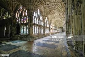 Pasillos y sala común de Gry.Fueron tomadas de la catedral de Gloucester, en la ciudad de Gloucester, Inglaterra inaugurado en 1089. En H.P y la cámara de los secretos fue en estas pareces donde aparecían los mensajes de la cámara secreta y las volvemos a ver varias veces más