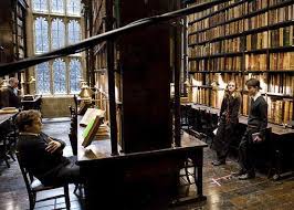 La biblioteca Bodleiana, Universidad de Oxford, Inglaterra, una de las bibliotecas más antiguas de Europa, inaugurada en 8 de noviembre de 1602Se uso en 4 de las películas como enfermería y también donde la profesora Minerva les enseño a los chicos a bailar