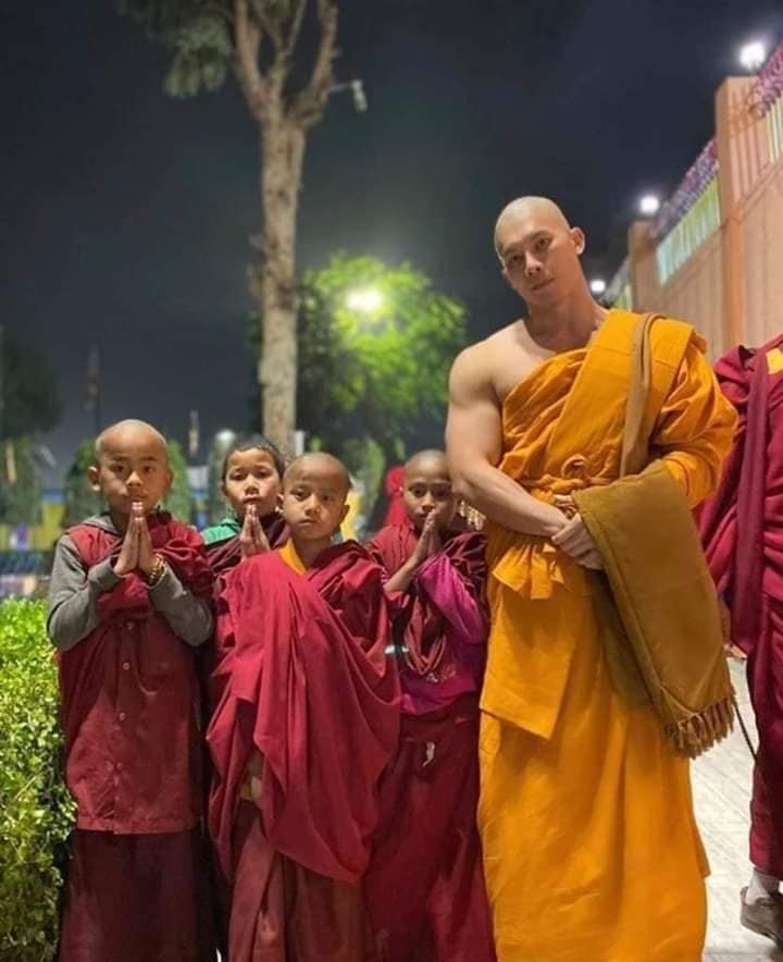 El grifo pirata carmesí (🌒🎲📜) tweet media