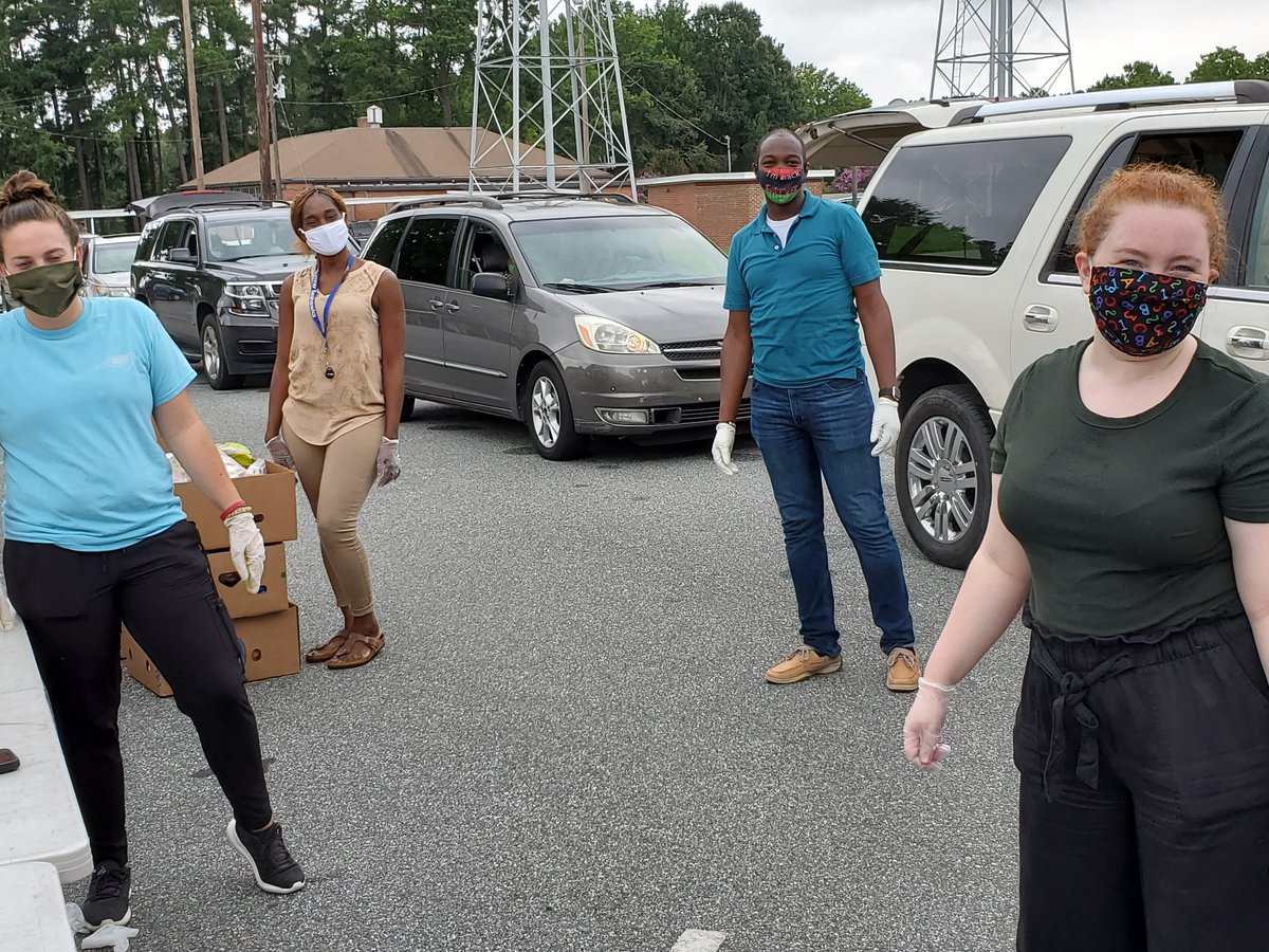 lweistrigg's tweet image. Grateful for these people 💓 Tonight,  our families will be able to enjoy extra food because of them💞 #sumnerstrong #manyhands @SumnerSeahawks @DrKimberlyGoods @ShelenaChavis