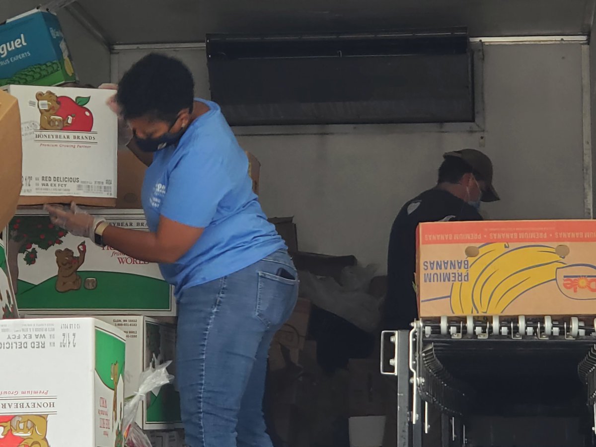 lweistrigg's tweet image. Grateful for these people 💓 Tonight,  our families will be able to enjoy extra food because of them💞 #sumnerstrong #manyhands @SumnerSeahawks @DrKimberlyGoods @ShelenaChavis