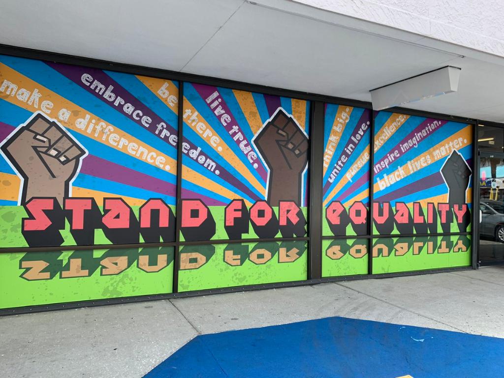 LifeAtATT's tweet image. This store is just one of many that proudly display our teams’ core values. Learn more about how our people are living #LifeAtATT: go.att.jobs/6011GUahS