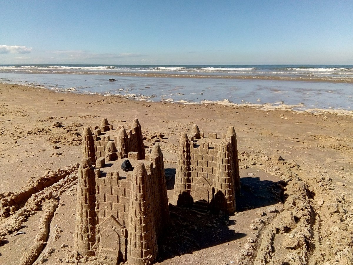 s4r4h_l's tweet photo. The castles aren't made by us, but were so good I hope the creator sees them on here! Beautiful beach day @NTFormby #FormbyPoint #vitaminN #SolaceInNature #positivity #joy #BetterWithNature @NT_TheNorth @nationaltrust https://t.co/i3ExT8FN9y