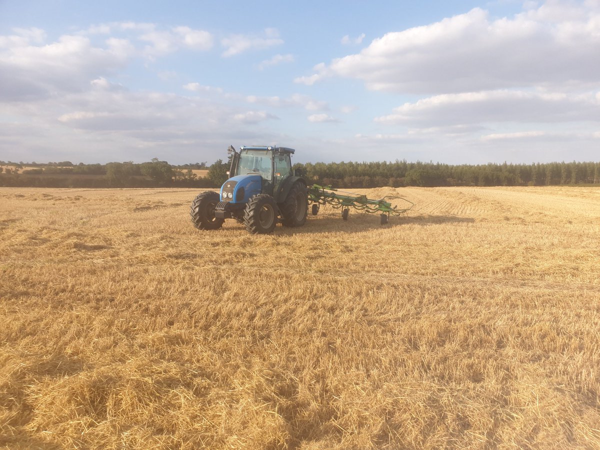 BBeazley1's tweet photo. The Landini roadshow continues @HSaundersAg 😂 #powerfarm https://t.co/GDod94Wrzv