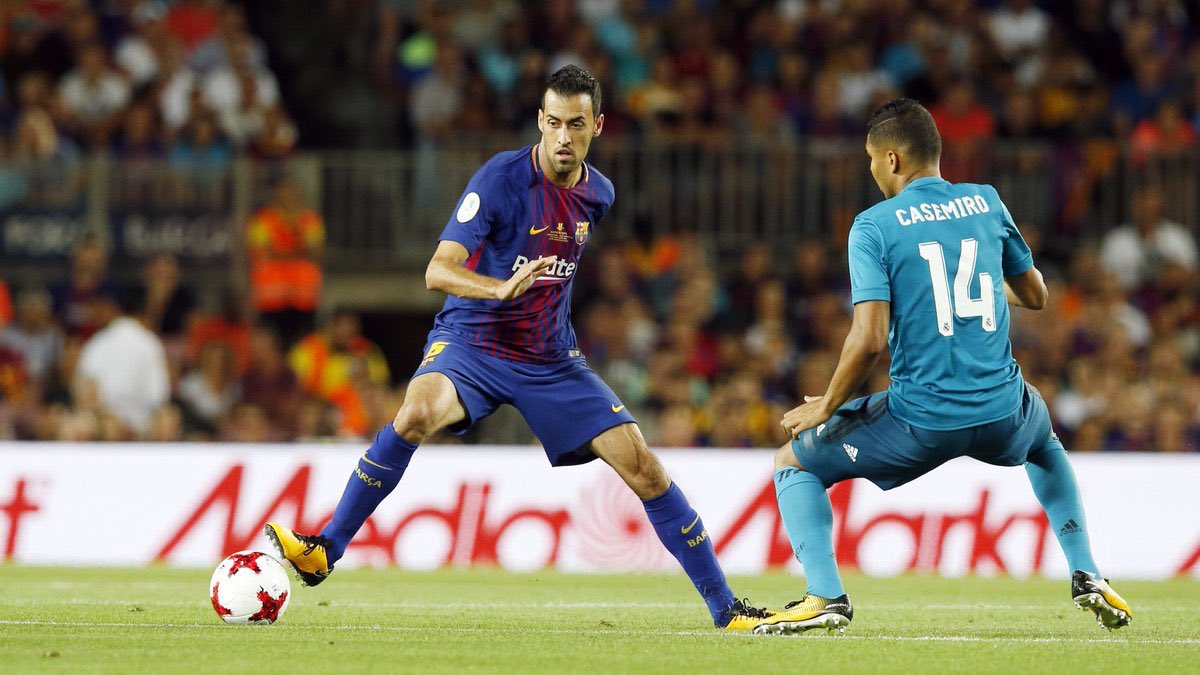 Similar is how Busquets often avoids pressure with some magical moves. He often does this during big matches, add to this that the opposing players are pressing him (even more arousal). He mastered this while it’s also noticeable that other players have not.