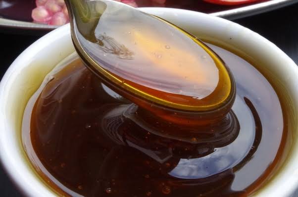 How to instantly Detect PURE vs ADULTERATED HONEY in Nigeria.. So, because I get asked this question alot and I once bought Honey in a bus from Ibadan to Abuja & it smelt & tested like Engine oil...  Let's just do this5 simple test to help you 
