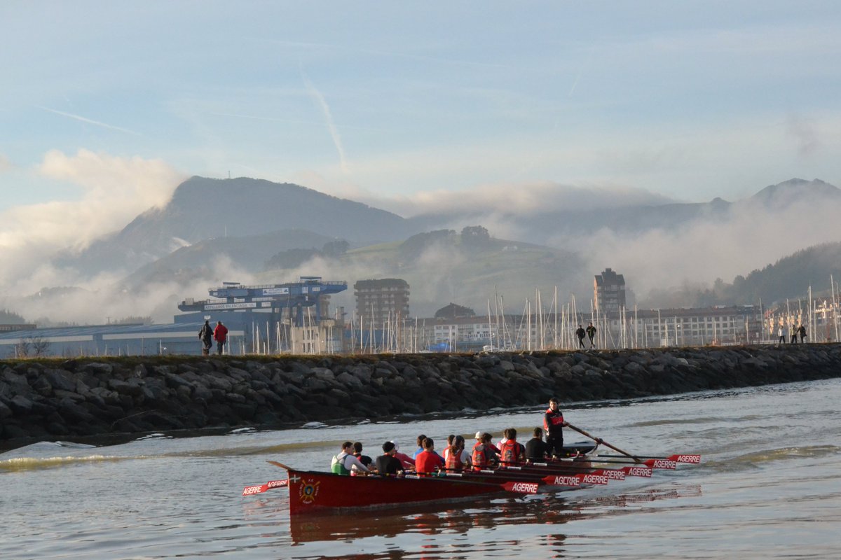 ZumaiaTurismoa's tweet photo. El gran espectaculo de la bandera de la Concha no tendrΓ‘ el brillo de otros aΓ±os. Pero podemos gozar de los entrenamientos de la Telmo Deun en Zumaia.
#remo #telmodeun #zumaia #deportevasco #patrimoniomaritimo #aupatelmodeun #banderadelaconcha https://t.co/63dI1NEu9c