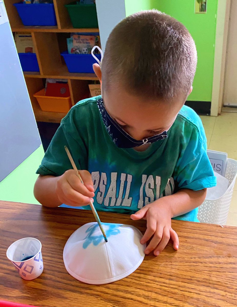 We have a very creative Kindergarten crew! After learning and exploring different types and designs of Kippot, they got to design their own in Art 🎨🖌️ #TheLernerSchool #Art #Kippot