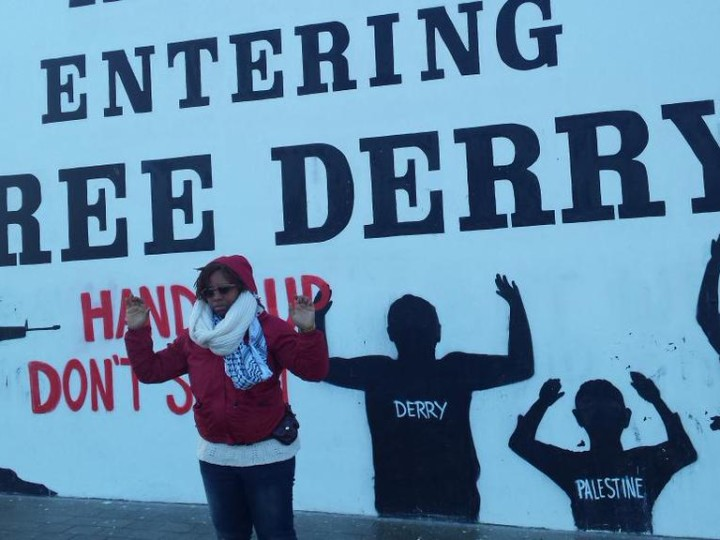 Following the 2015 trip,  #BLM co-founder  @OsopePatrisse took this pic in Northern Ireland & posted on her website, in which she wears a Yasser Arafat keffiyeh. Pic was there as recently as May 2020. It's now gone, as is any mention of  #DDPalestine. 2/