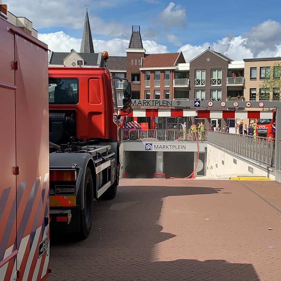 LogisVNOGWest's tweet image. Vanmiddag gealarmeerd voor een brand in een parkeergarage in Epe. Met ademlucht ter plaatse geweest.