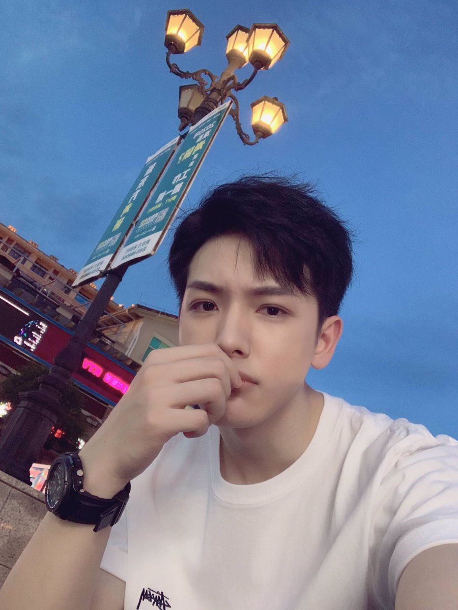 There’s 1 photo of  #WangYilun circulated online filming SY latest drama! But, his name was not included in the official casts. Well, to be safe, I must include him. . He is very active on Twitter & speaks good English. It would be fun to spam him with our tweets later!Hahaha