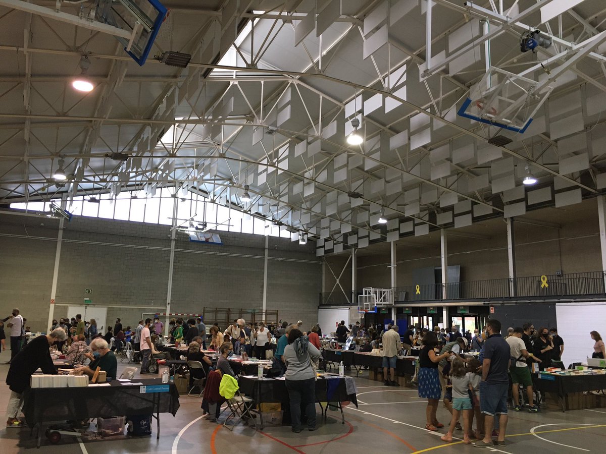 Diumenge vaig anar a <a href="/FiraIndilletres/">Indilletres</a> a La Bisbal
Quatre llibres vaig comprar
Perejaume, Casasses , Pou i Jarry.
Provaré si llegint em distrec de:

(...) la tortura de la ment
el turment que no s'atura 
i tot pel simple pensament
i la seva partitura. <a href="/RosaPou/">Rosa Pou</a> 

<a href="/e_casasses/">enric casasses</a>