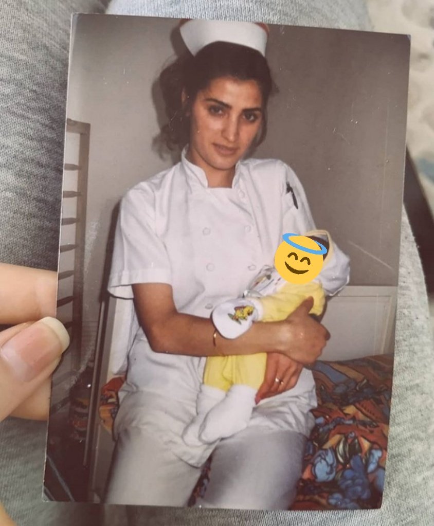 ozgulgkkya's tweet photo. Yeni mezunsun taşrada bir köy sağlık evine tayin. Mutlusun, çünkü tayin olmuşsun. 18 ya da 19 yaş. Sabaha karşı kapın çalar, ebe hanım doğum var. Korku heyecan merak... Gidilir eve hazırlanır ortam, öylesine samimi öylesine muhtaçlar ki sana hep en fazlasını yapmak istersin.++ https://t.co/eY3aGloCUW