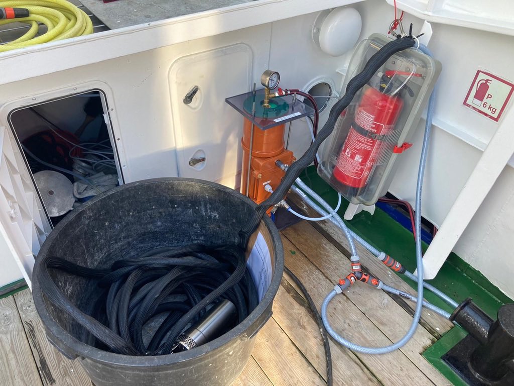 HelmholtzMoses's tweet photo. Unterwegs messen wir kontinuierlich Temperatur, Salzgehalt usw. sowie gelöstes Methan im Oberfächenwasser. Mit einem neuen Pumpsystem können wir aber auch Tiefenwasser beproben. Alles klappt gut geklappt und wir sind zuversichtlich, dass wir gute Daten bekommen. https://t.co/IU7dhEnrES