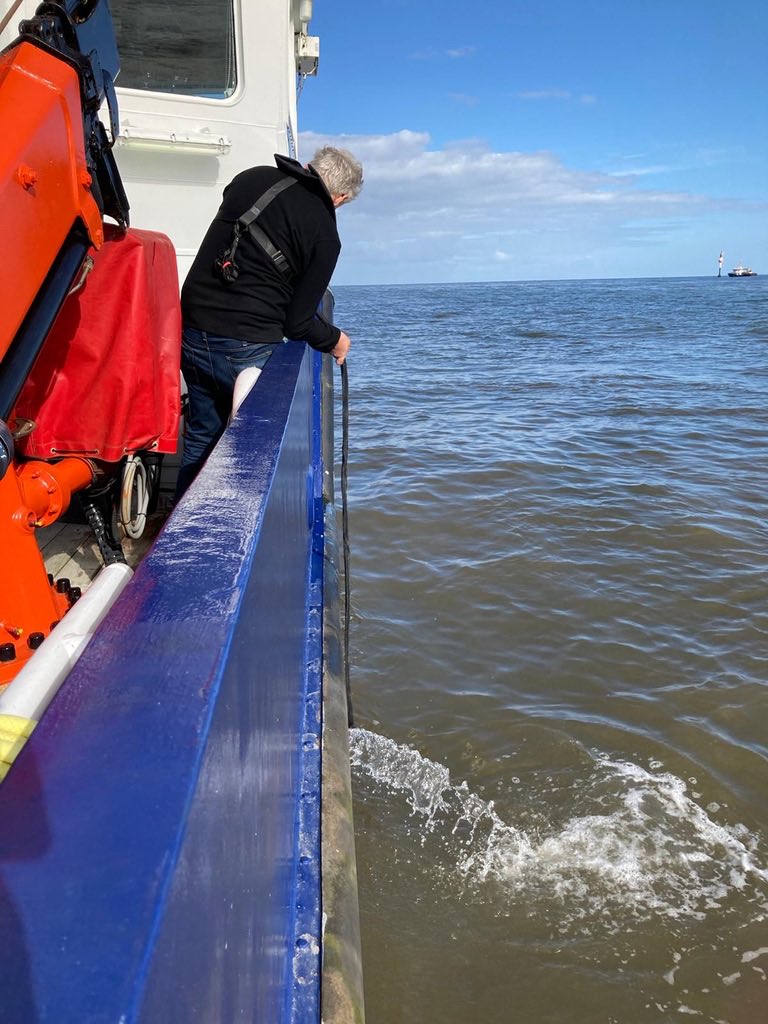 HelmholtzMoses's tweet photo. Unterwegs messen wir kontinuierlich Temperatur, Salzgehalt usw. sowie gelöstes Methan im Oberfächenwasser. Mit einem neuen Pumpsystem können wir aber auch Tiefenwasser beproben. Alles klappt gut geklappt und wir sind zuversichtlich, dass wir gute Daten bekommen. https://t.co/IU7dhEnrES