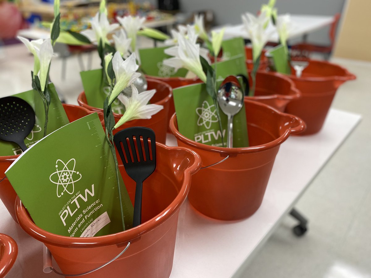 ncooper_edu's tweet image. Keeping our “bubbles” by delivering #STEM buckets for @mrs_boldt 2nd grade! Excited for what I have planned for you! See you soon on Zoom! Love teaching #pltwlaunch @PLTWorg #WeAreVizLS