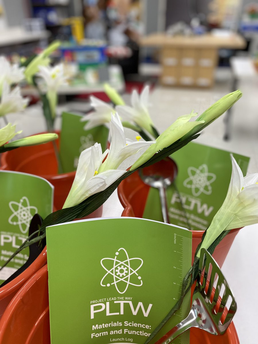 ncooper_edu's tweet image. Keeping our “bubbles” by delivering #STEM buckets for @mrs_boldt 2nd grade! Excited for what I have planned for you! See you soon on Zoom! Love teaching #pltwlaunch @PLTWorg #WeAreVizLS