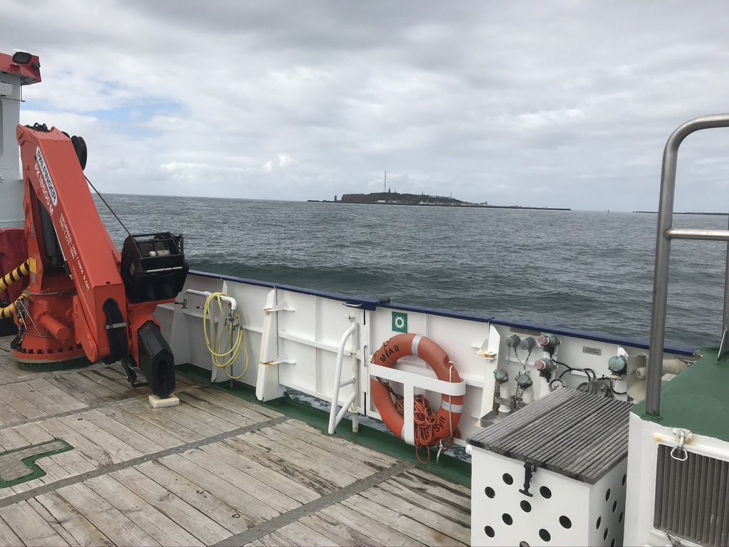 HelmholtzMoses's tweet photo. Nach insgesamt 8 Messstationen laufen die Schiffe Abends Helgoland an. https://t.co/tEwEcoVil8