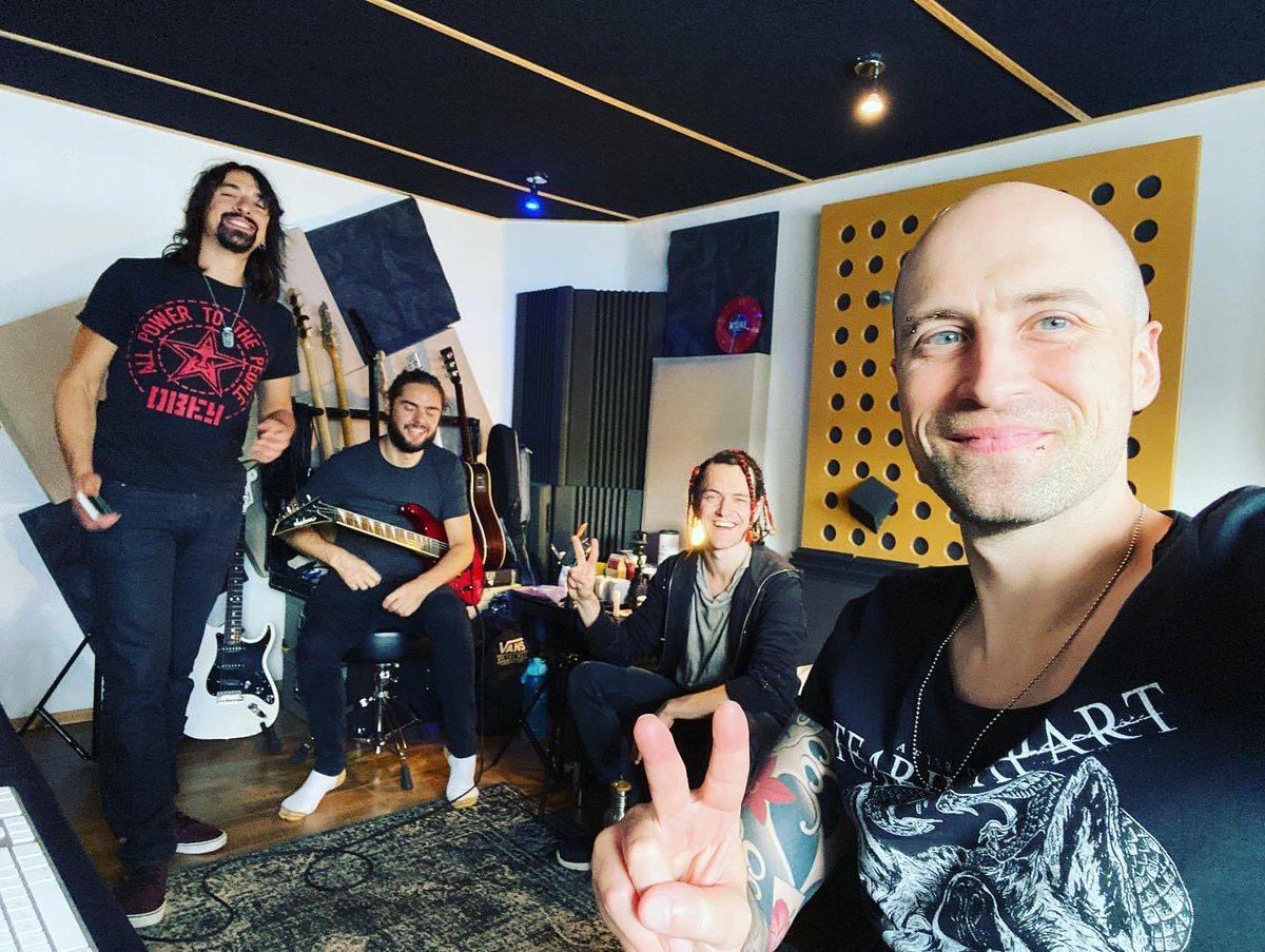 Abbiamo finito di registrare qualcosa di molto speciale che uscirà molto presto!

Rimanete sintonizzati! <a href="/ANewTomorrowUk/">A New Tomorrow</a> 
<a href="/FrontiersMusic1/">Frontiers Music srl</a> 
#music #band #rock #metal #london #recording #single #ukband #musicvideo  #londra <a href="/teostarr/">Matt</a> <a href="/VocalzoneHQ/">Vocalzone</a> <a href="/AlGaravello/">Alessio Garavello</a>