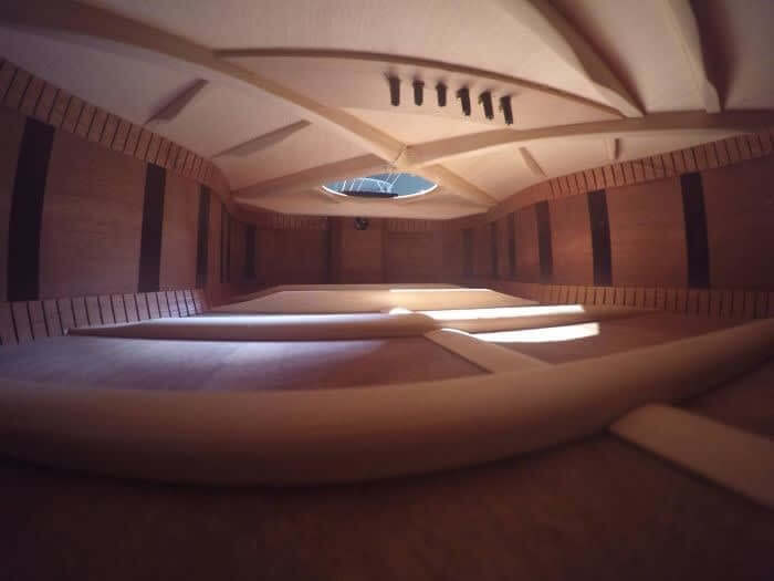 RARE PHOTOS THAT REVEALS UNSEEN SIDES OF COMMON THINGS (THREAD) 1. The Inside Of This Guitar Looks Like A Fancy Apartment.