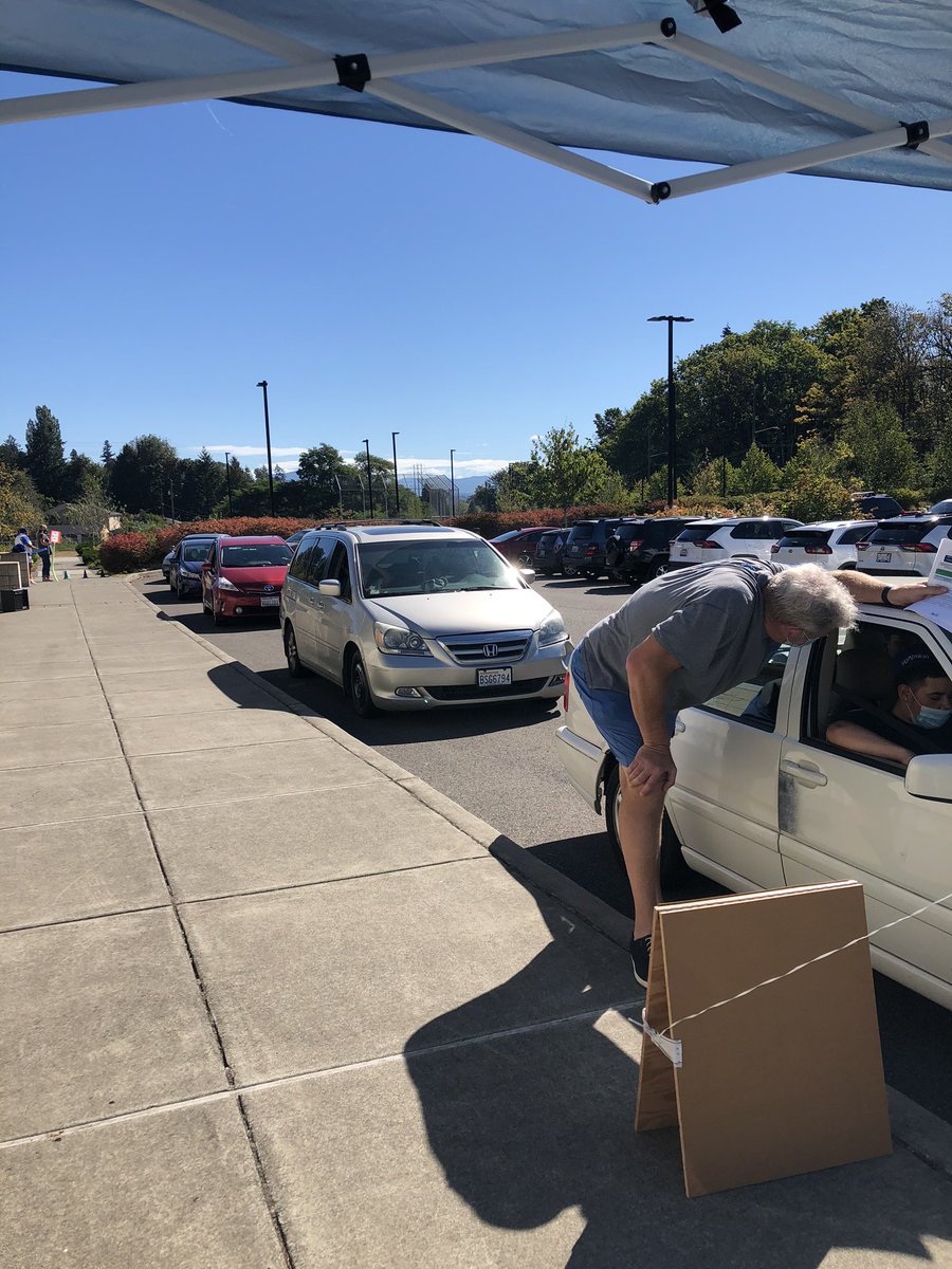 sr_talley's tweet photo. The #TalleyOtters are turning out for our back to school kick off!  #rentonschools #talleyhigh #seaotters we are here till 12pm!!! https://t.co/Lv8lpEtwfZ