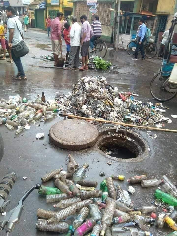 ruhi1258's tweet image. How long will you blame the government? 🤔🙄Don't blame the city for being dirty. Be responsible and stop littering waste. Remember plastic waste can be recycled if you stop throwing them around. #ResponsibilityMatters  #LetsStartNow #thefuturedependsuponus #pollutionfree
