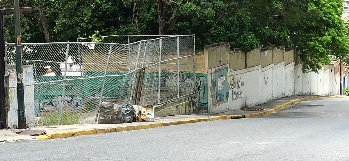 El camión del aseo no ha pasado por la Urb El Llanito Caracas, desde el sábado. Hora #1Septiembre las calles hieden a basura acumulada. @ImapsasOficial @laalcaldiasucre @jvrangelavalos @HectoRodriguez @FaroComunitario @EquipoSucre @ReporteYa @MonitorCiudad_  foto de hoy 👇