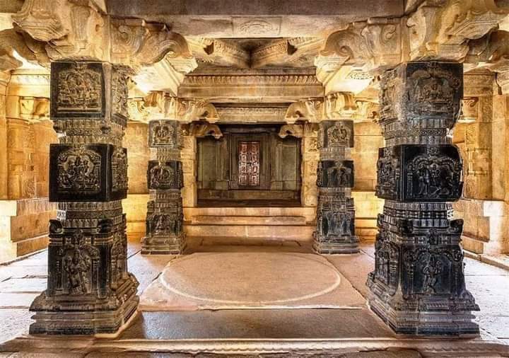 Every stone has a story to tell - Hampi Hazara Rama Temple one of the most elegant & private temple of royal family Vijayanagara, built in 1513 A.D under d rule of  Krishnadevaraya.The walls of the temple depicts story of Ramayana beautifuly carved on stone #ವಿಜಯನಗರಸಾಮ್ರಾಜ್ಯ