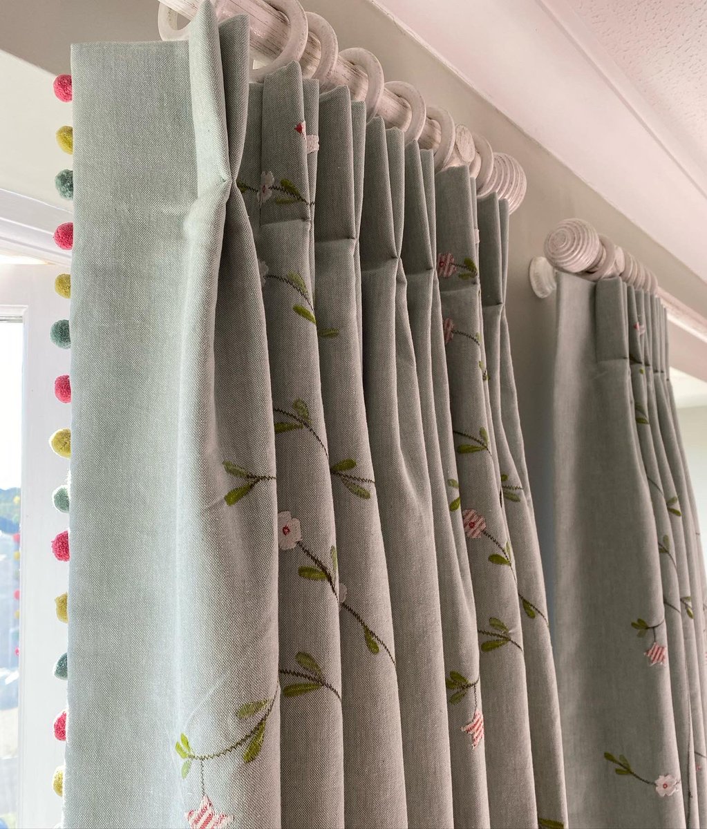 These hand embroidered curtain panels, edged with pom poms that we fitted today are stunning. We think so, don’t you agree? 

#curtainstyle #softfurnishings #suziewatsonfabrics #interiors #interiordesign