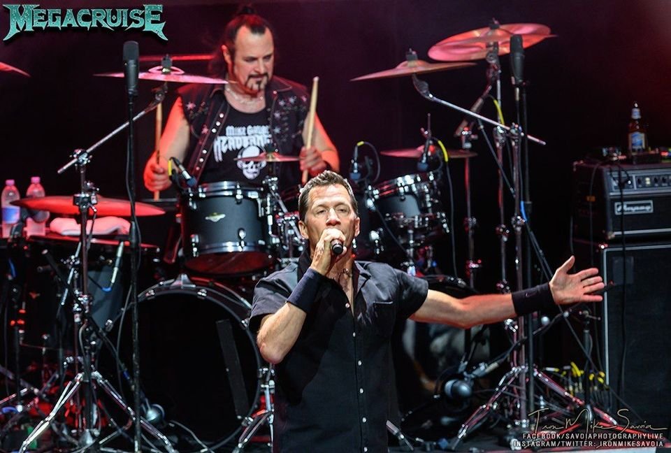metalchurchis1's tweet photo. Mike and Stet aboard the Megacruise (photo credit "Iron" Mike Savoia) #metalchurch #megacruise #mikehowe #theconductor #stethowland #kickassdrummer #friends #friendship #memories #goodtimes #onthehighseas https://t.co/HlyJH6Z4O8