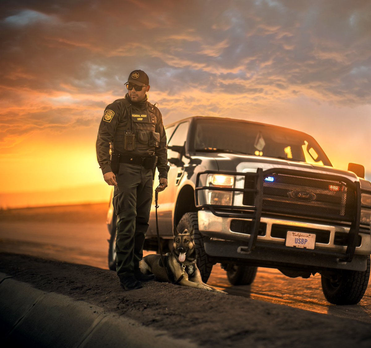 USBPChiefELC's tweet image. Happy #NationalPoliceK9Day! We appreciate all our #K9 partners and everything they do daily to help protect our nation and our communities.🐶🐾🇺🇸

#K9partners #policeK9day #teamwork