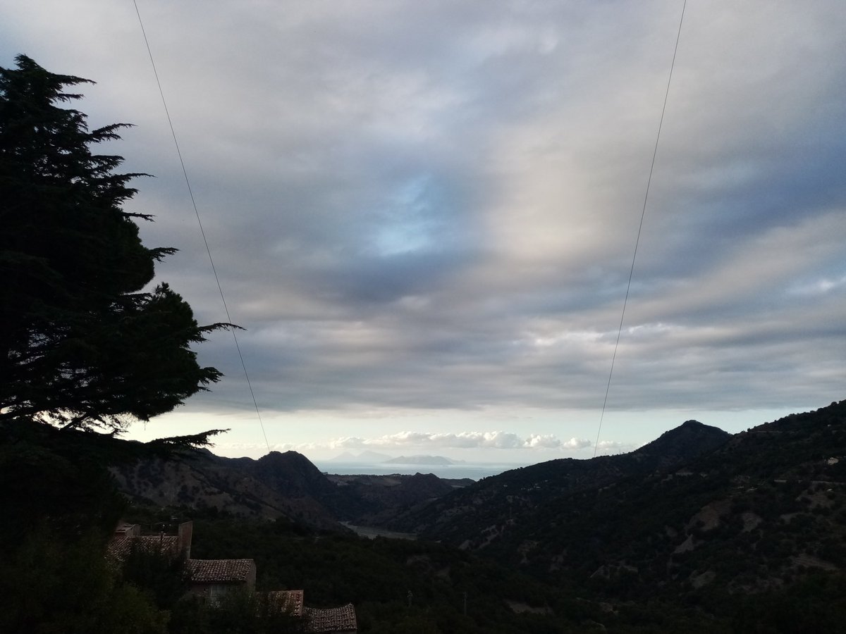 Giuseppe_Buemi's tweet photo. #Incipit @CasaLettori

Un dio benevolo
Dietro ci aveva sospinto... 

Ed un altro
Fattore, quel monte, 
l'aveva scolpito, generato.

Non credevo esistesse altra Grecia, o creato.

#UlisseInSicilia

#fotografia #NovaraDiSicilia #IsoleEolie
#calligrammi #prospettiva https://t.co/A69EcBzjP1