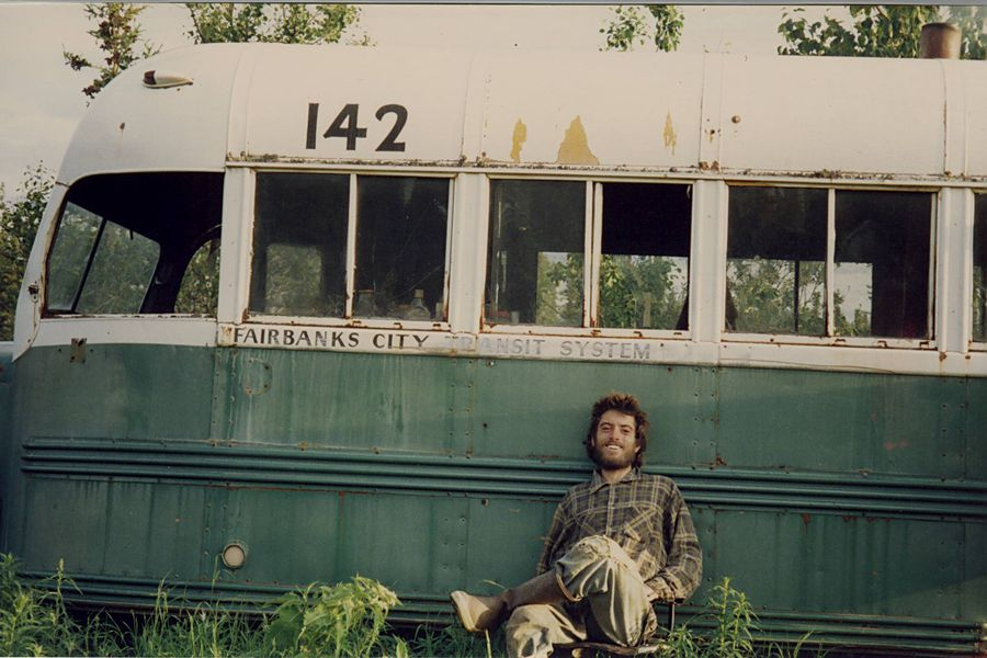 _Cinefilos_'s tweet photo. Hoy se cumplen 28 años del descubrimiento del cuerpo de Christopher McCandless por unos cazadores en las afueras del Parque Nacional Denali. Años más tarde, su historia dio la vuelta al mundo con el libro de Jon Krakauer "Hacia rutas salvajes​". https://t.co/1BFVwBrXqc