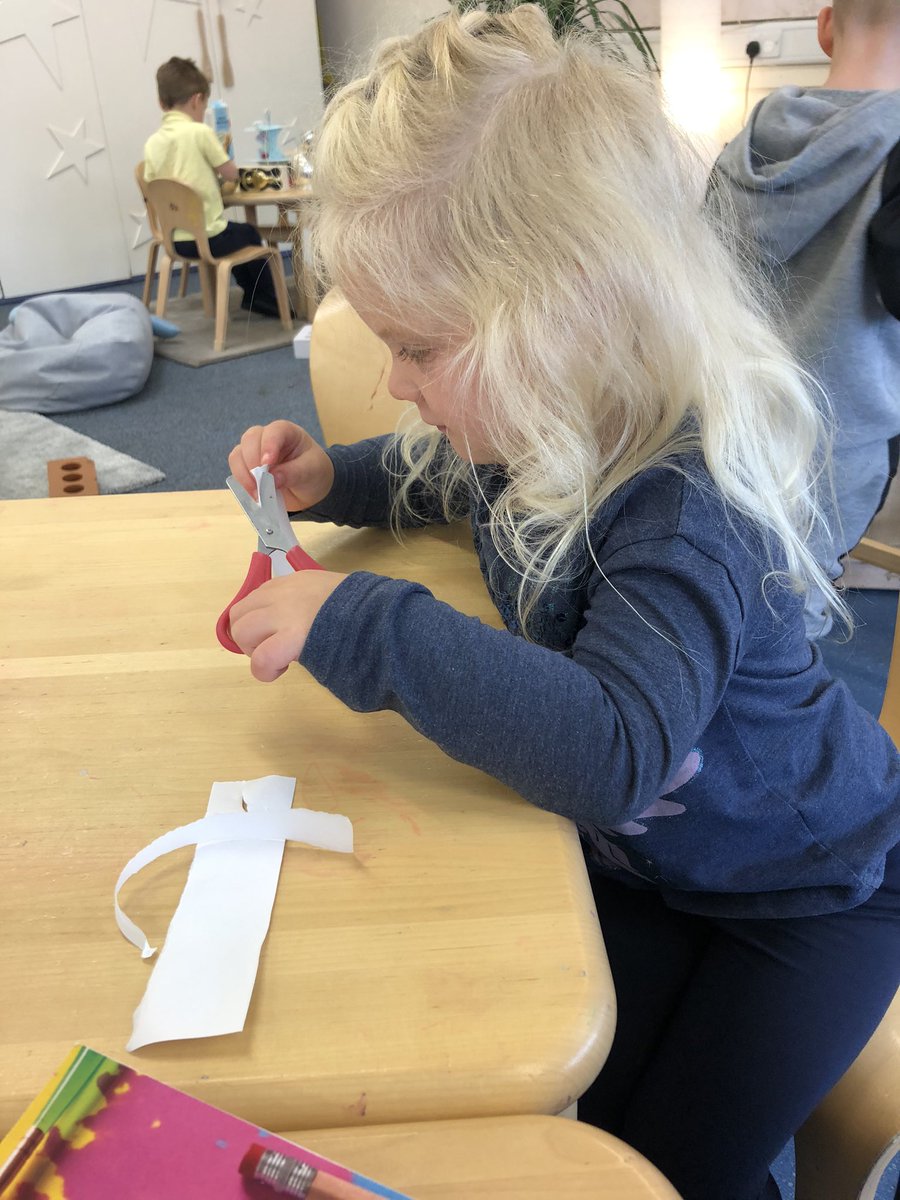 HolytownNC's tweet image. S and R have been practicing their super cutting skills! Well done girls ☺️ #scissorskills #finemotordevelopment #newskill #earlyyears
