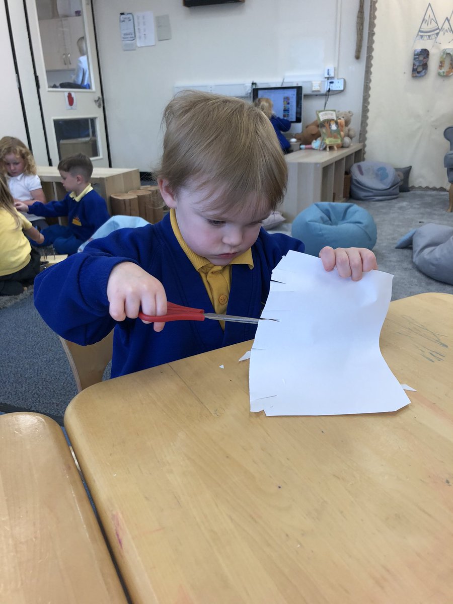 HolytownNC's tweet image. S and R have been practicing their super cutting skills! Well done girls ☺️ #scissorskills #finemotordevelopment #newskill #earlyyears