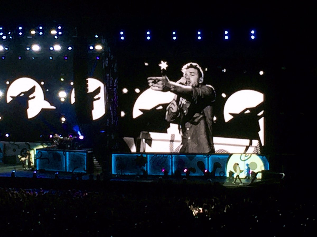 SICK0FMARSH's tweet photo. hi today marks 5 years since I last saw 1D all together at #OTRAPhilly and I’m emotional🥺
I miss them so damn much but I’m happy that they’re happy doing their own stuff now❤️ https://t.co/TEMJf7YLGL