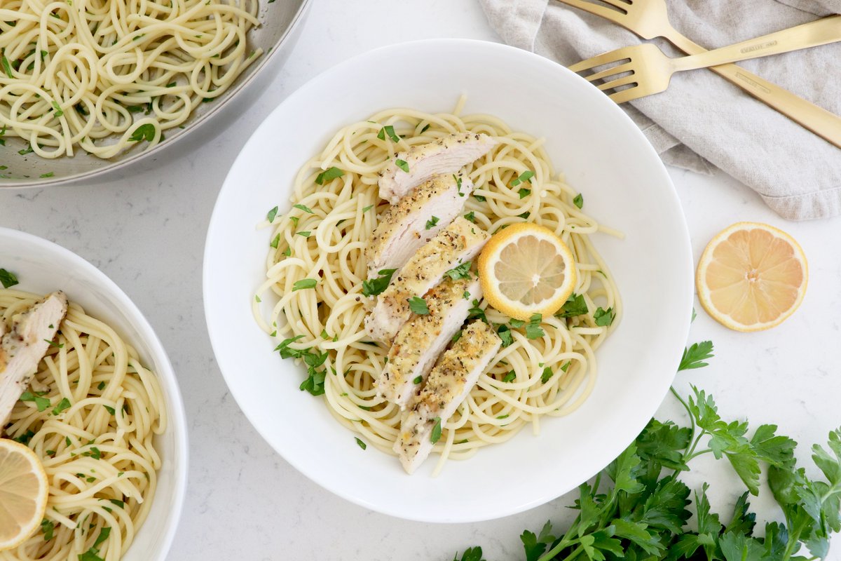 LimoneiraCo's tweet photo. Whatโs for dinner? Itโs Tasti Tuesday and todayโs citrusy recipe is for Lemon Herbed Chicken Pasta. Quick, healthy and delicious, itโs the perfect mid-week meal. Hereโs the recipe: https://t.co/DBGLD4ZXaH
#pinklemons #limoneirapinks #chicken #pasta #easyrecipe #citrus #lemon https://t.co/MiWUN86VTv