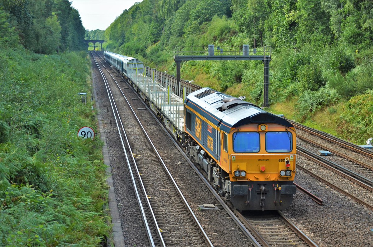 TheRealStavioni's tweet image. Two @SW_Help 701s in a few minutes at Deepcut this afternoon, first @GBRailfreight 66710 &amp;amp; 66750 top &amp;amp; tail 701008 on delivery, then 701005 solo on test working Haslemere to Eastleigh. #Class701 #SWR #Aventra #Bombardier #Arterio #GBRf #Class66 #Train