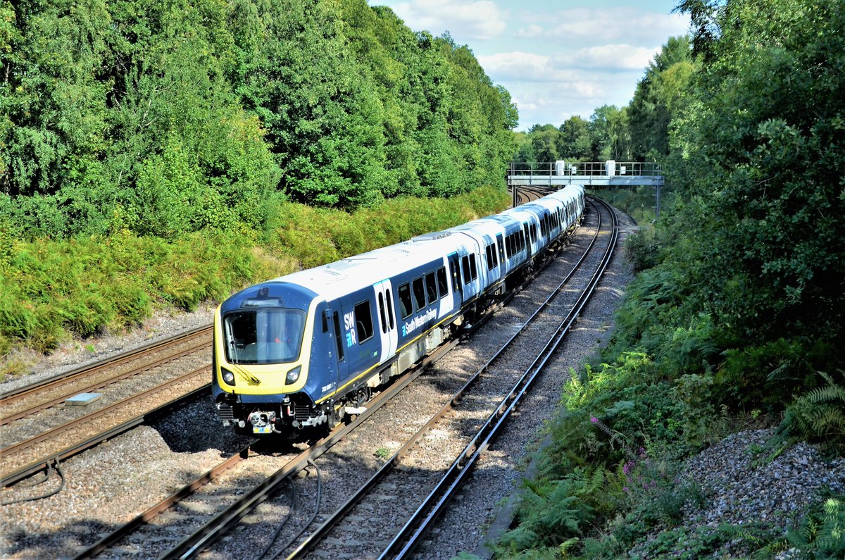 TheRealStavioni's tweet image. Two @SW_Help 701s in a few minutes at Deepcut this afternoon, first @GBRailfreight 66710 &amp;amp; 66750 top &amp;amp; tail 701008 on delivery, then 701005 solo on test working Haslemere to Eastleigh. #Class701 #SWR #Aventra #Bombardier #Arterio #GBRf #Class66 #Train