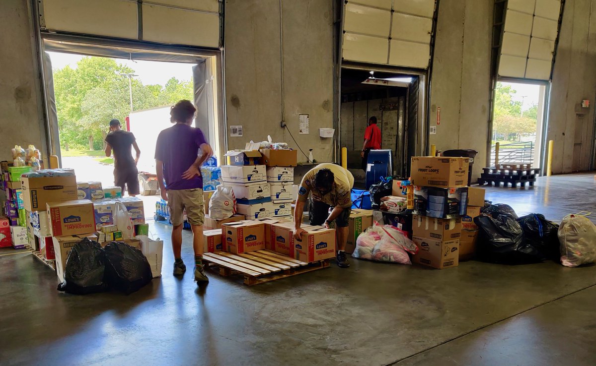 Freeway3PL's tweet photo. Freeway Logistics, team Houston, is working together with the Boy Scouts of America to provide food and relief to our brothers and sisters in Louisiana affected by Hurricane Laura. We are helping to make a difference in the areas that matter. #hurricanelaurarelief #teamfreeway https://t.co/MpxsXkrnzG