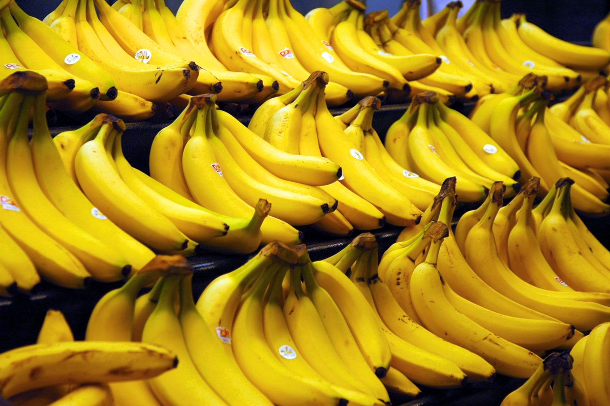 Buying a bunch of bananas or a couple avocados? Skip the plastic produce bag and just toss those babies right into your cart! We promise the cashier won't mind! Why create more plastic waste when many fruits &amp; veggies already come in their own #zerowaste (non-edible) wrappers?