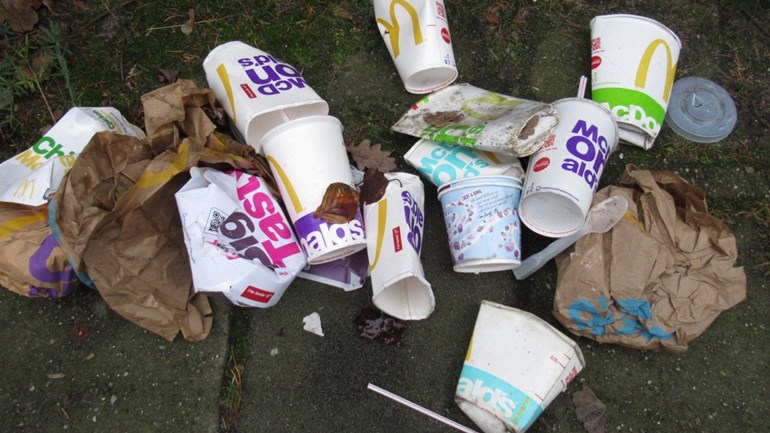 benjaminroos's tweet photo. @ZuidasAmsterdam Maakt niet zo heel veel uit als je van plan bent een @McDonalds te openen naast wat dan ook. Uiteindelijk verdwijnt alles onder een berg afval ... https://t.co/S04t3AyyL1