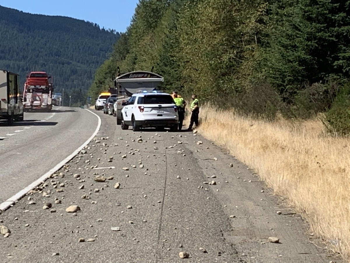 wspd2pio's tweet image. #BiggerThanGravel WB 90 east of SR 18. A side dump dropped these rocks which were just cleared from all lanes. Rocks are on right and left shoulders now. #UseCaution through the area as clean up continues.