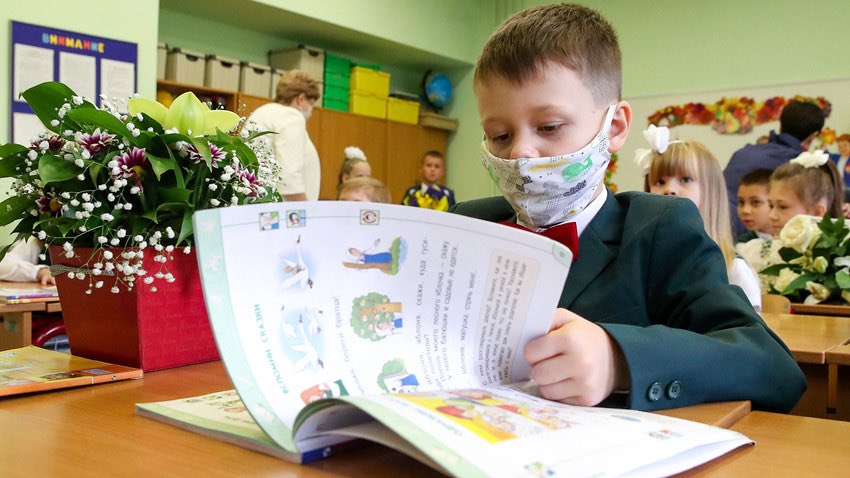 Russia's tweet image. 📖🔔 On September 1, schools in #Russia are re-opening for pupils and students after months of isolation, as the country and the world bounce back from the shock of the #COVID19 pandemic. Happy #KnowledgeDay to everyone, and welcome #BackToSchool! ❤️