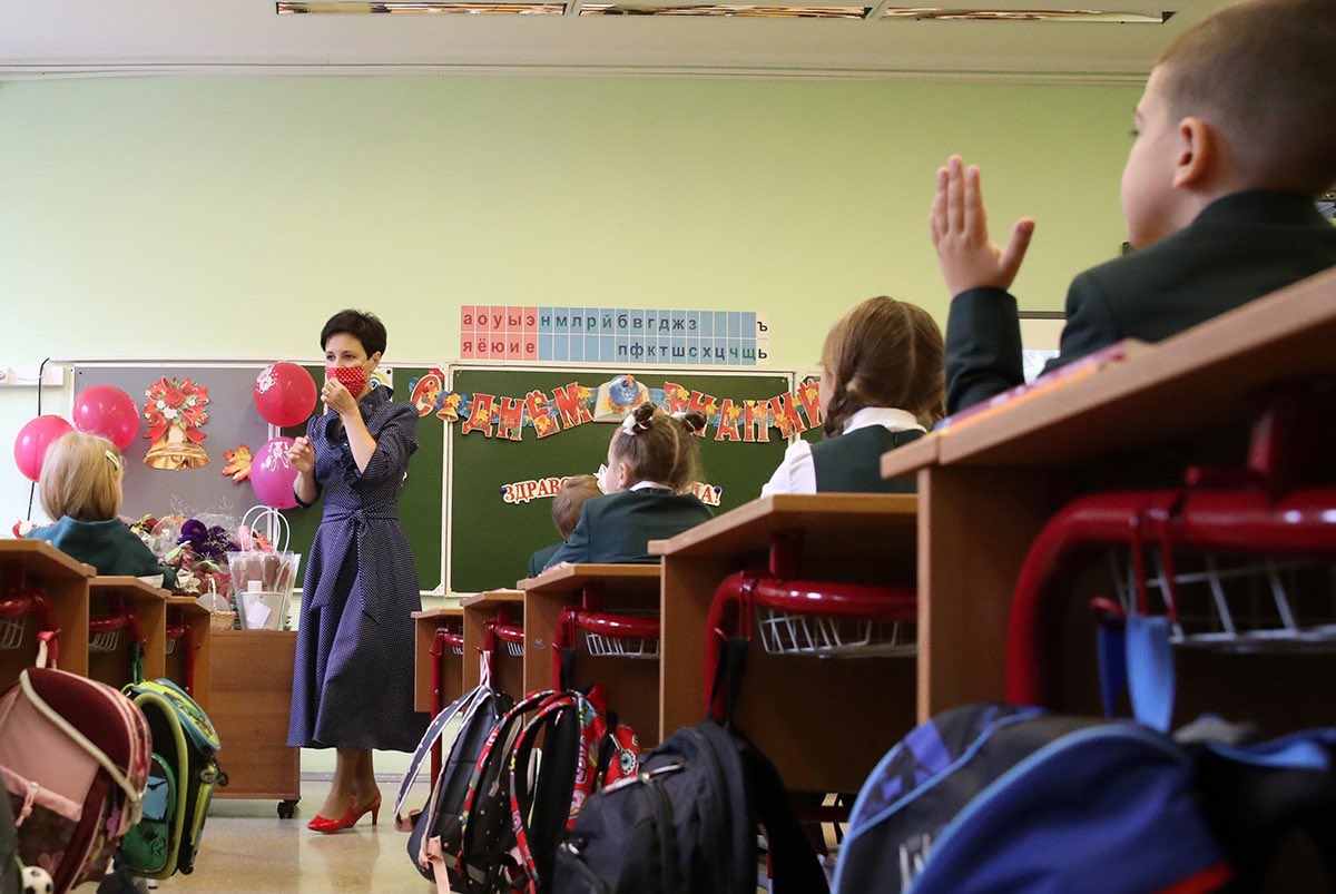 Russia's tweet image. 📖🔔 On September 1, schools in #Russia are re-opening for pupils and students after months of isolation, as the country and the world bounce back from the shock of the #COVID19 pandemic. Happy #KnowledgeDay to everyone, and welcome #BackToSchool! ❤️