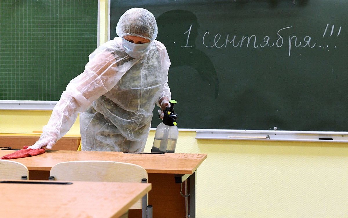 Russia's tweet image. 📖🔔 On September 1, schools in #Russia are re-opening for pupils and students after months of isolation, as the country and the world bounce back from the shock of the #COVID19 pandemic. Happy #KnowledgeDay to everyone, and welcome #BackToSchool! ❤️