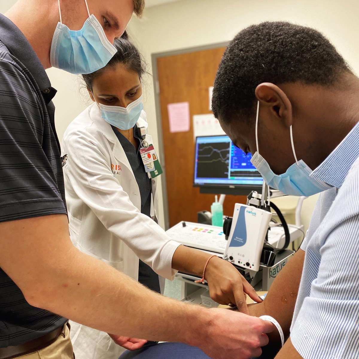 USCneurology's tweet photo. PGY4 Dr Patel teaching PGY2 Dr Litchmore and Dr Lockwood about NCS. All residents in our program get early exposure to both EMG/NCS and EEG during a PGY2 elective block. #neurotwitter #neurologylife #match2021 https://t.co/vyXWNTSzI8