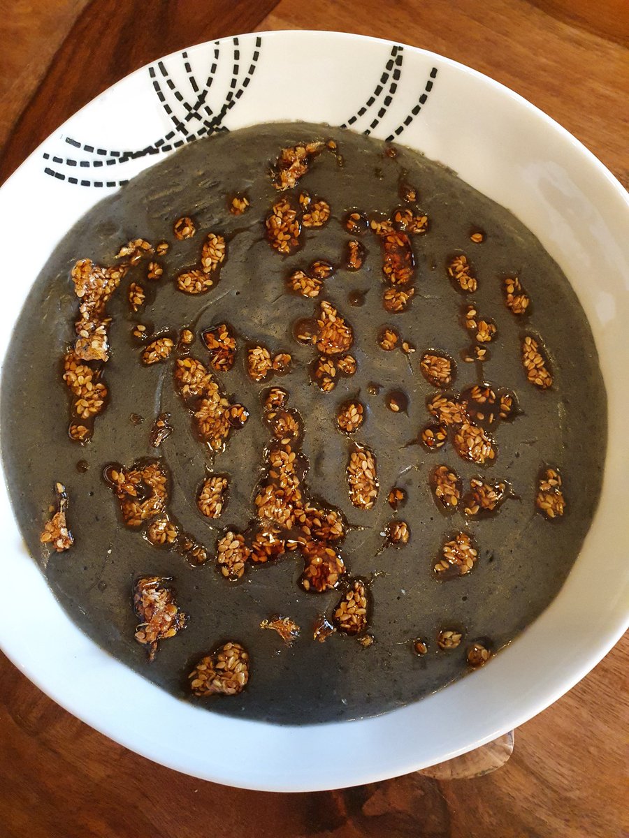 maxiloulette's tweet photo. Merci cyril_lignac pour cette recette toute simple et tellement bonne !! J'ai juste fait griller un peu de sésame à la poêle puis caramélisés afin de décorer mon assiette. #TousEnCuisine #cyrillignac #cremeausesamenoir #m6 #TousEnCuisineEnDirectAvecCyrilLignac https://t.co/jE53nxnA8p